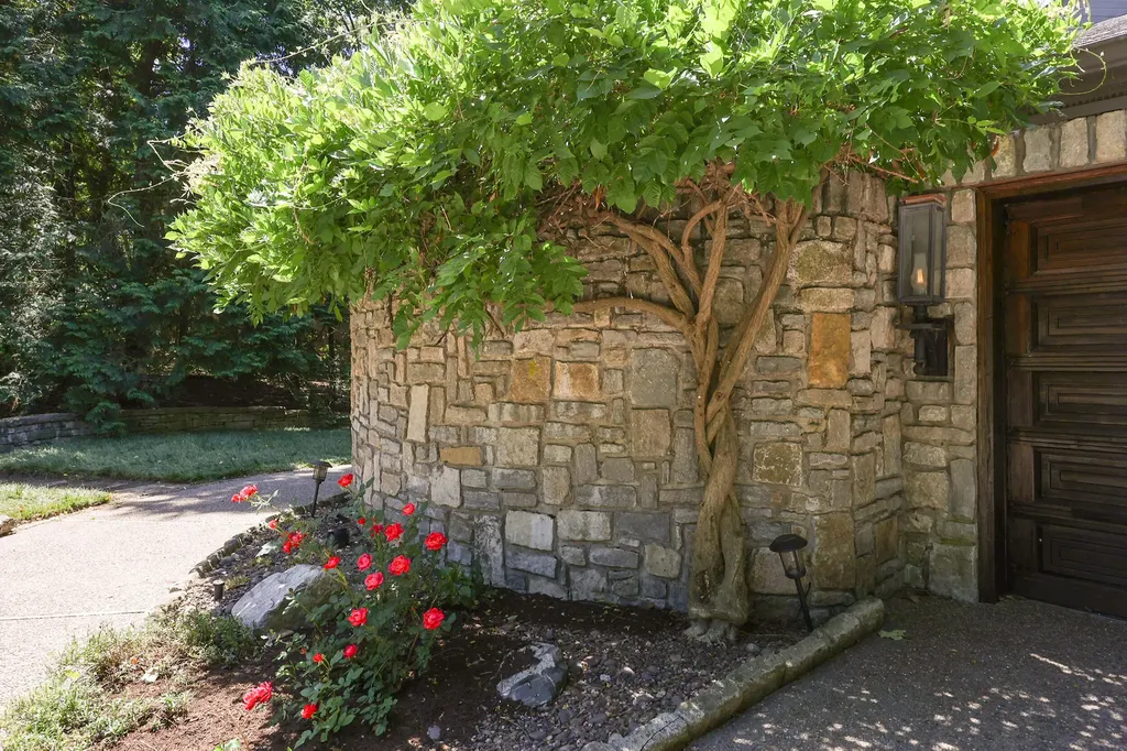 2132 Island Drive Lexington KY 40502