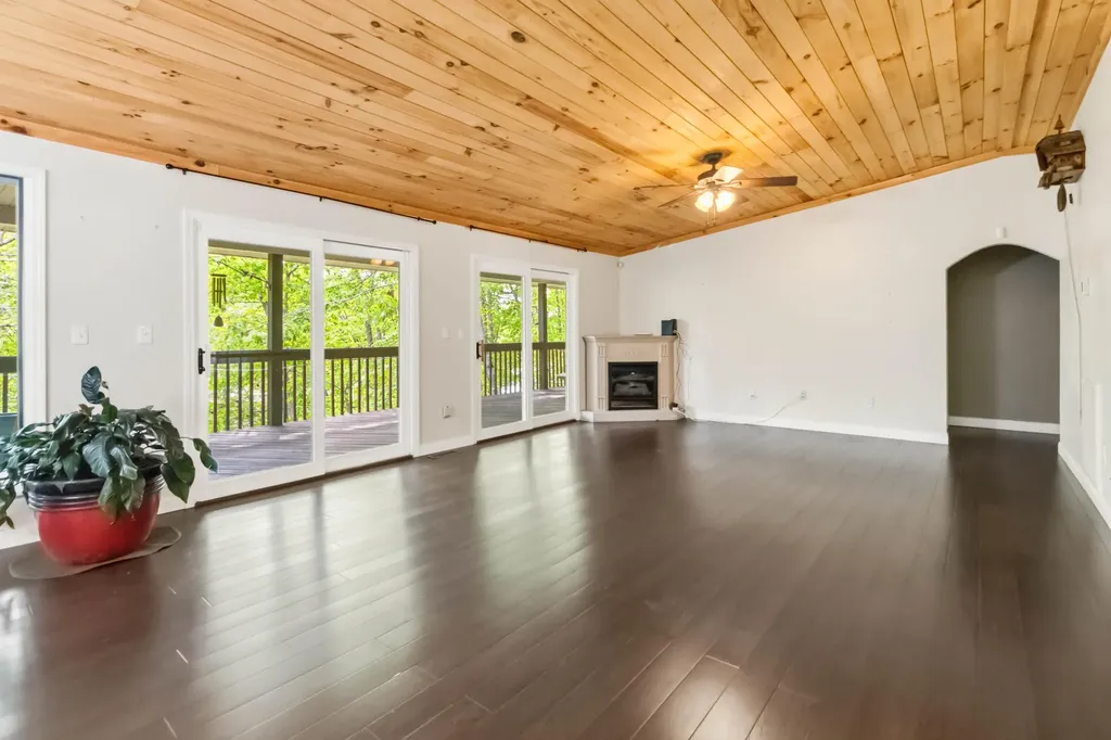 1597 Fisherman Cove Road London KY 40741