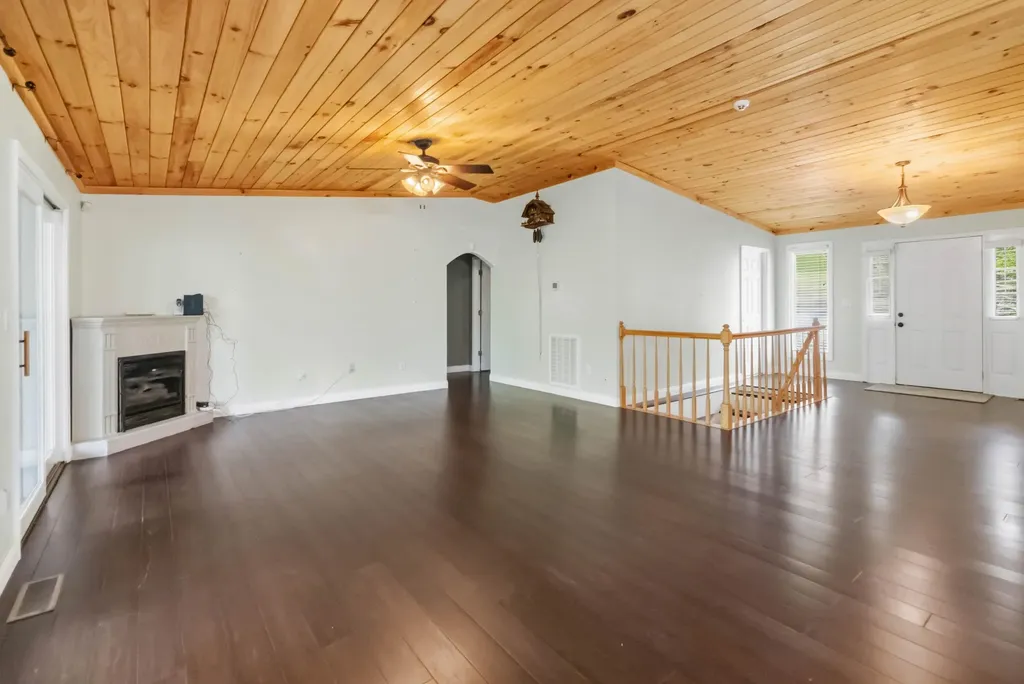1597 Fisherman Cove Road London KY 40741