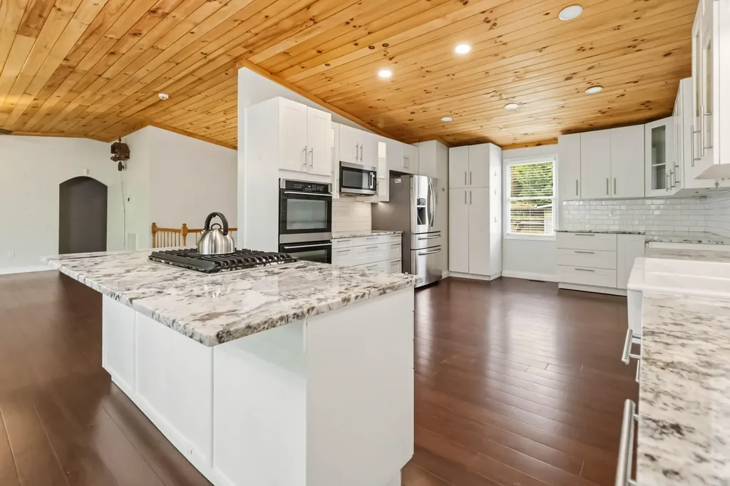 1597 Fisherman Cove Road London KY 40741