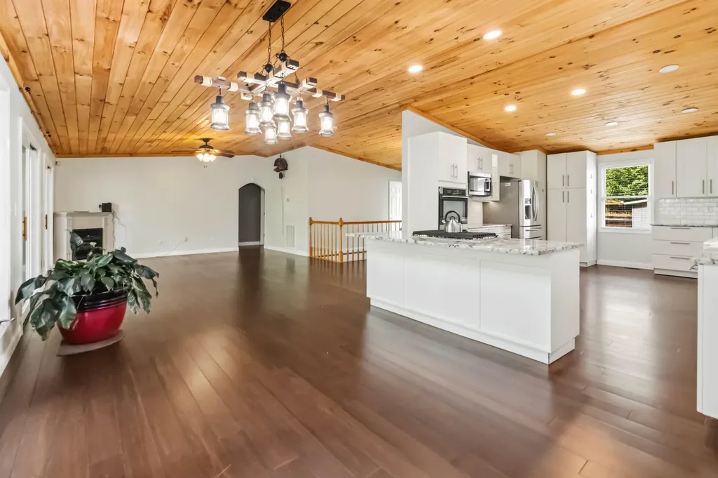 1597 Fisherman Cove Road London KY 40741