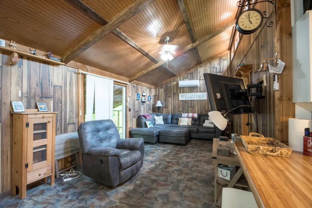 2040 Echo Point Road Bronston KY 42518
