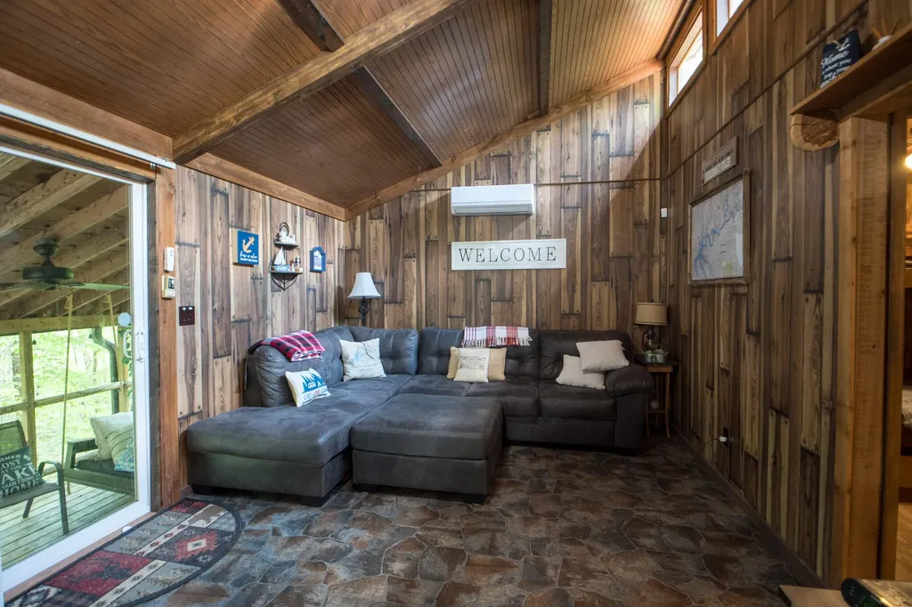 2040 Echo Point Road Bronston KY 42518