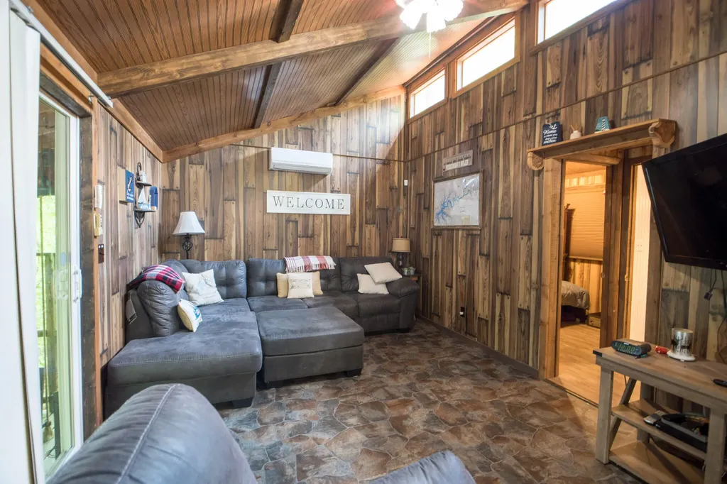 2040 Echo Point Road Bronston KY 42518