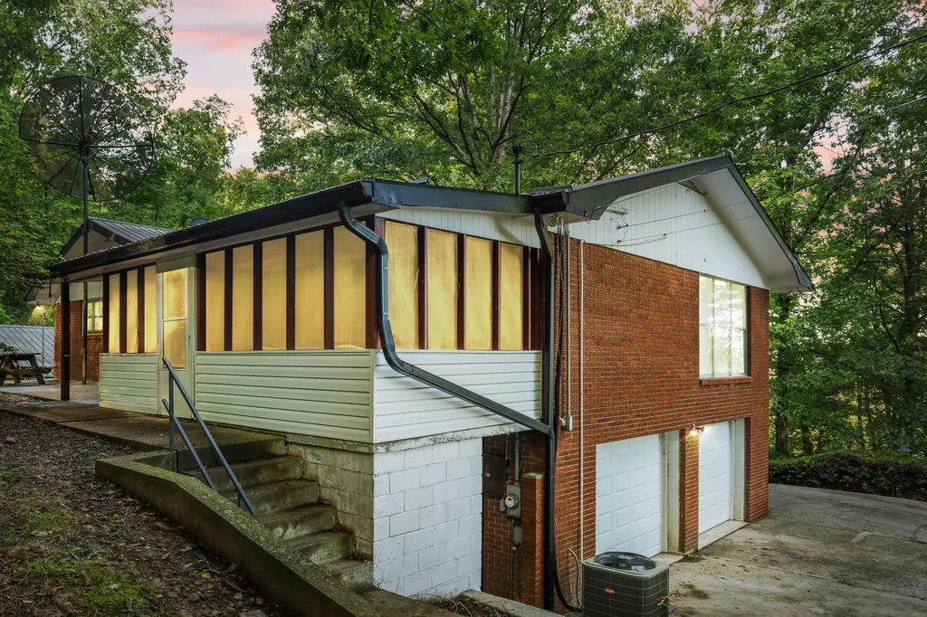 2371 State Highway 1568 Monticello KY 42633