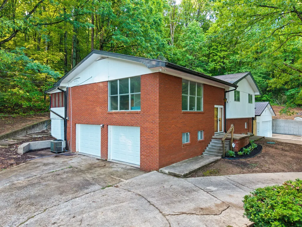 2371 State Highway 1568 Monticello KY 42633