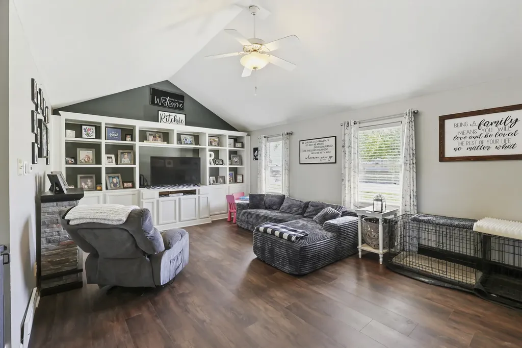 913 North Meadowhill Road Paris KY 40361