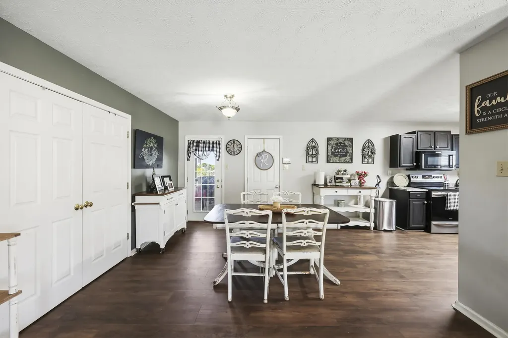 913 North Meadowhill Road Paris KY 40361