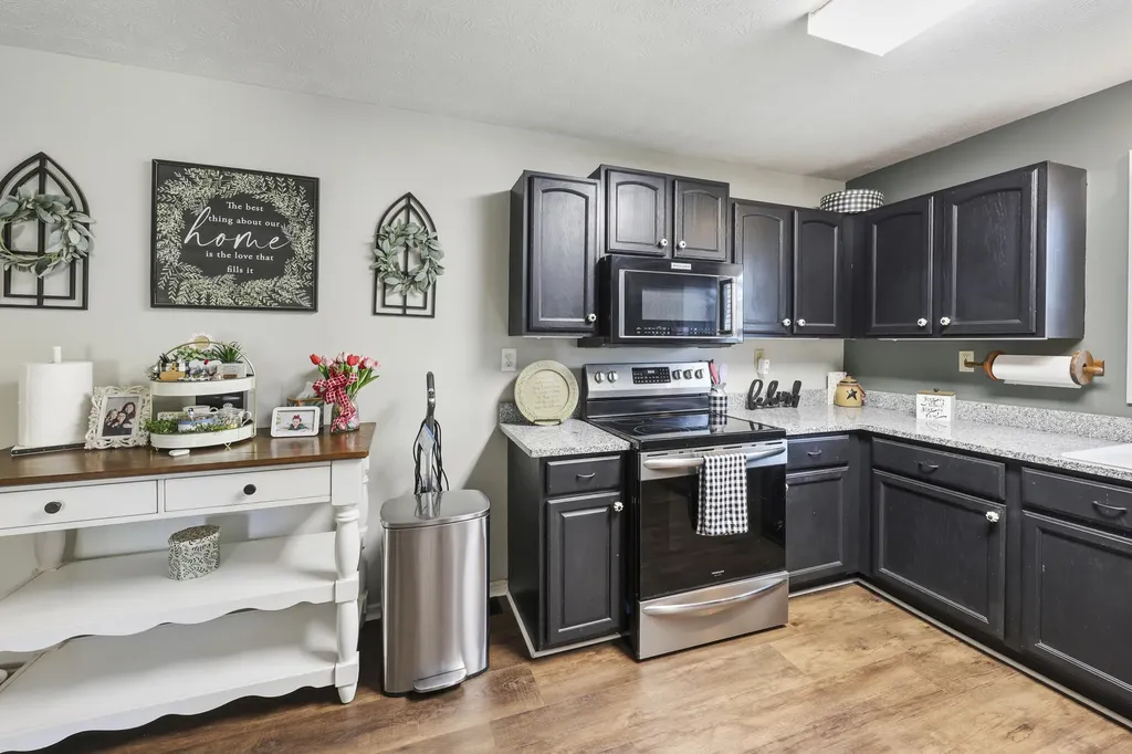 913 North Meadowhill Road Paris KY 40361