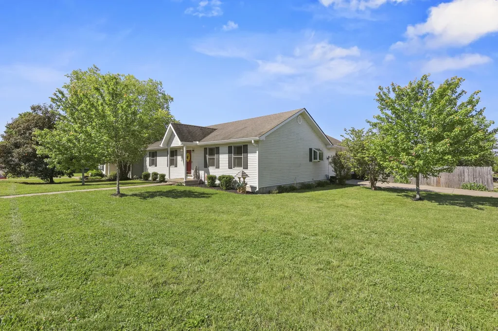 913 North Meadowhill Road Paris KY 40361