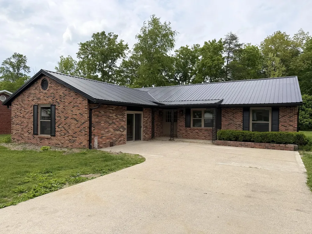 105 Geneva Avenue Irvine KY 40336