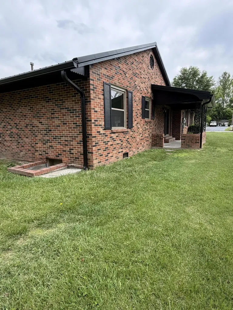105 Geneva Avenue Irvine KY 40336