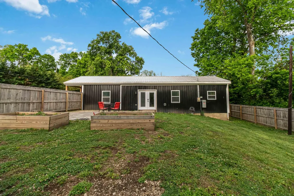 5821 Old Railroad Grade Road Paint Lick KY 40461