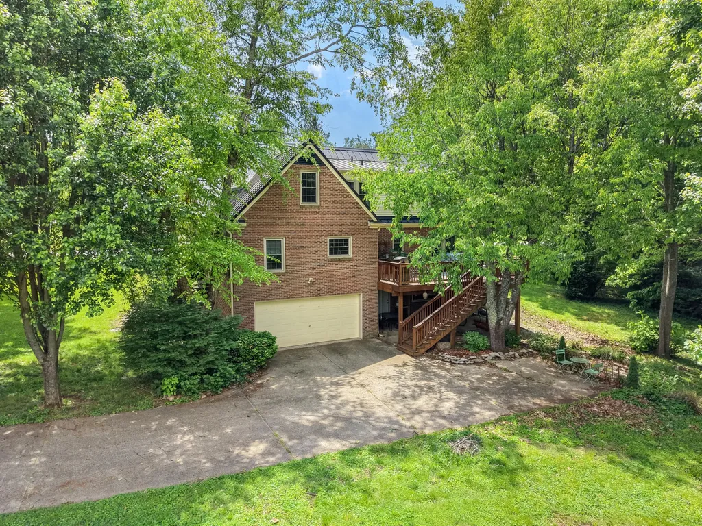 307 Old Coach Road Nicholasville KY 40356
