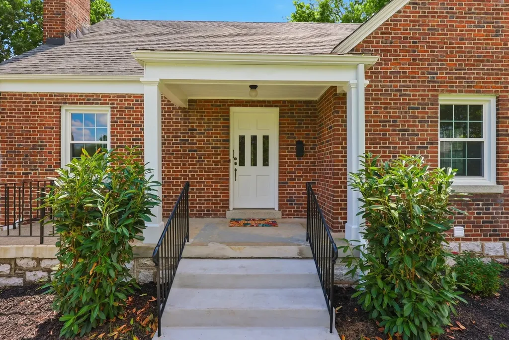 512 Rosemont Garden Lexington KY 40503