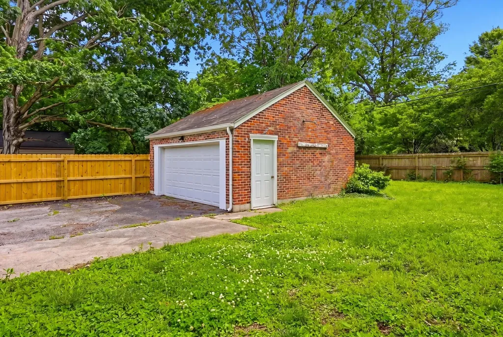 512 Rosemont Garden Lexington KY 40503