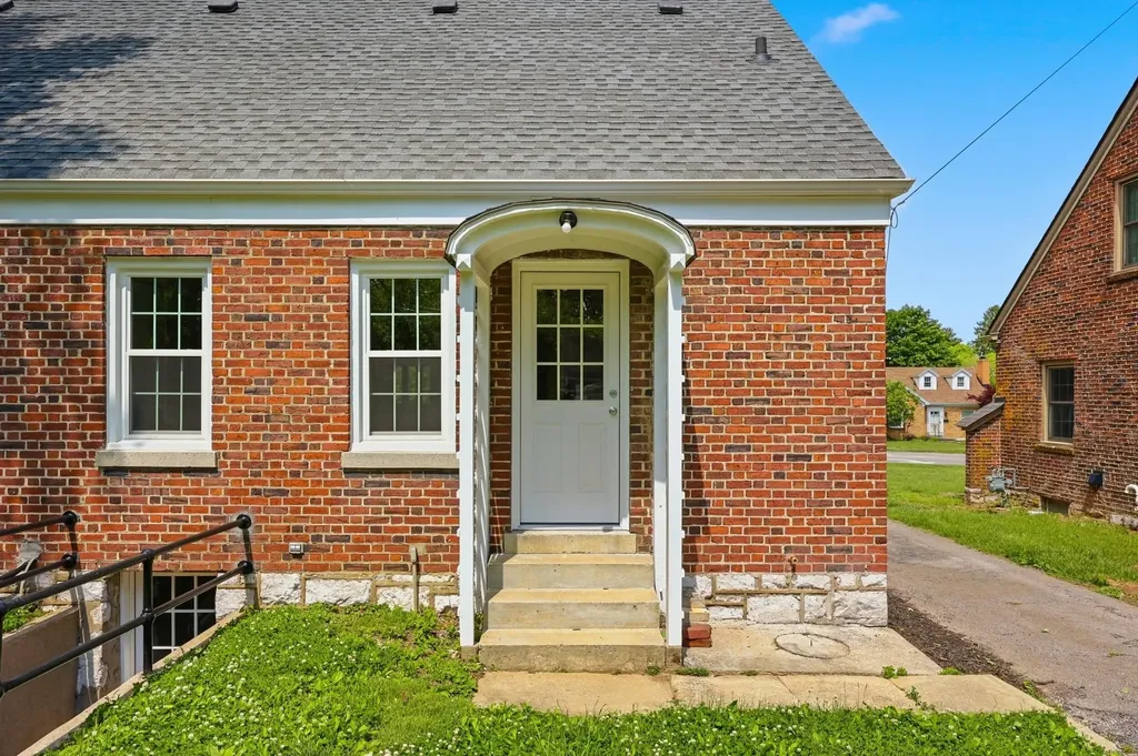 512 Rosemont Garden Lexington KY 40503