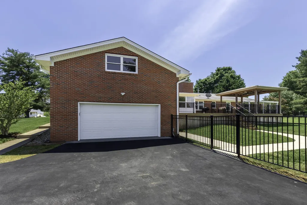 1651 Donelwal Drive Lexington KY 40511