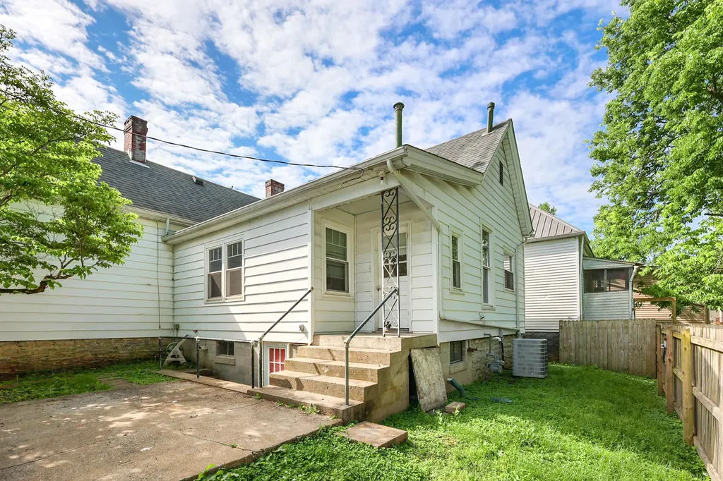 1215 High Street Paris KY 40361