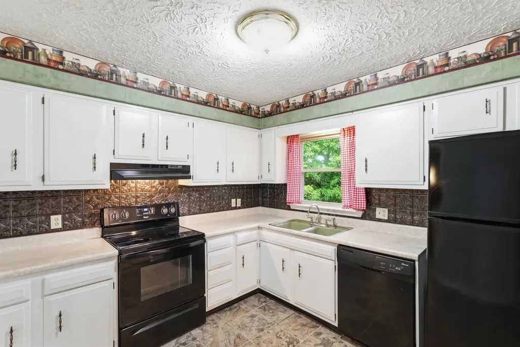 115 Meade Drive Irvine KY 40336