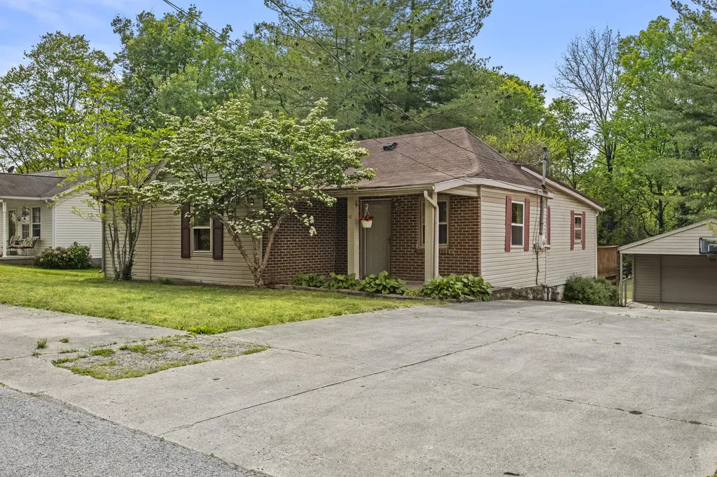 327 Smith Street Midway KY 40347