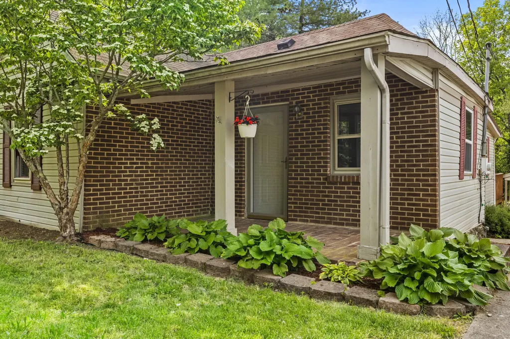 327 Smith Street Midway KY 40347