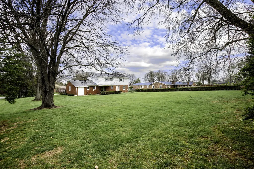 128 Ravenwood Road Versailles KY 40383