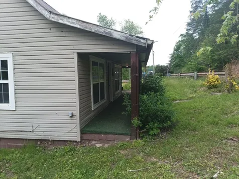 2933 Ky Route-1092 Flat Gap KY 41219