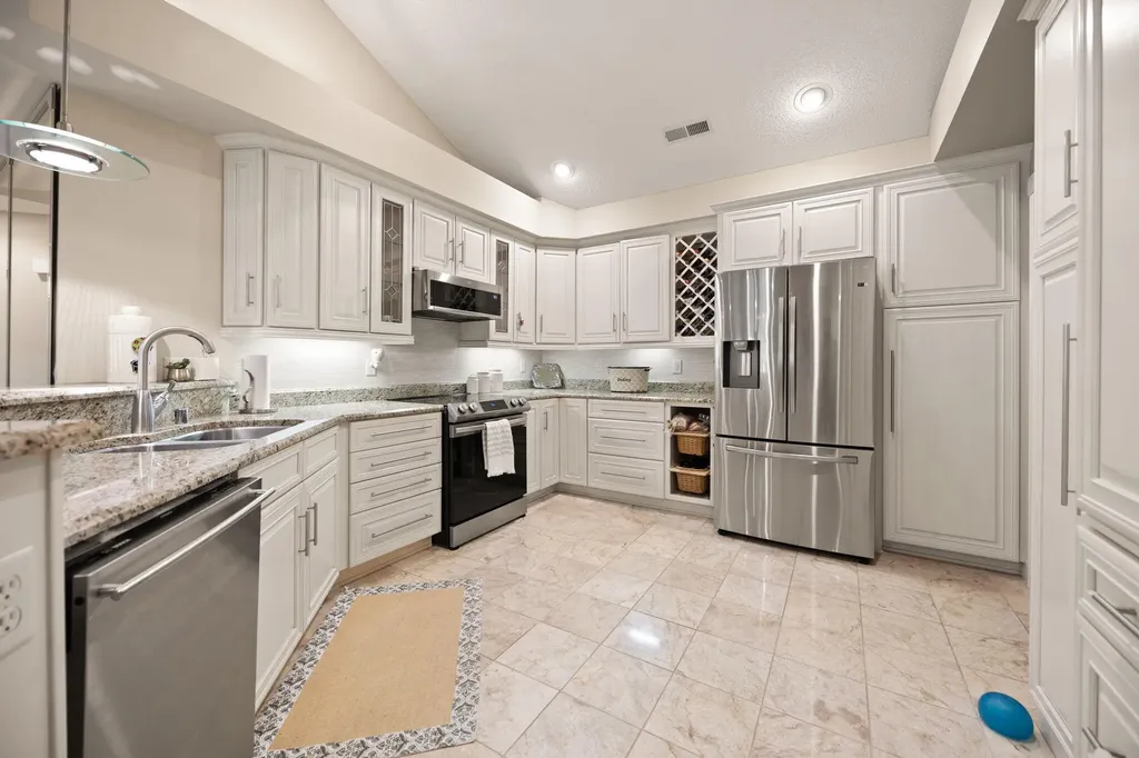 512 W Canterbury Drive Bronston KY 42518