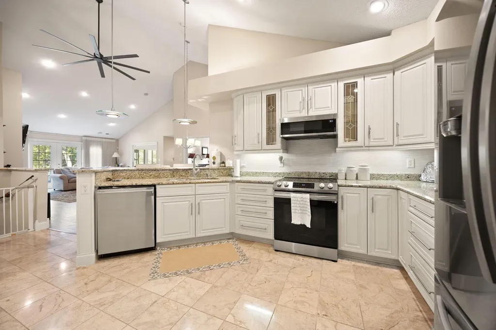512 W Canterbury Drive Bronston KY 42518