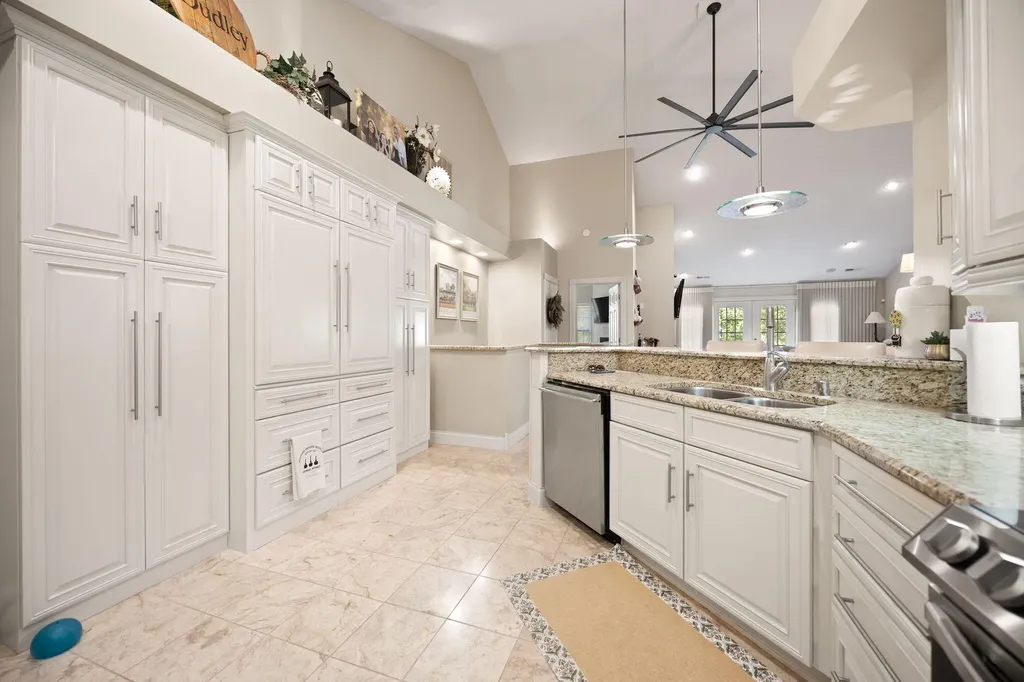 512 W Canterbury Drive Bronston KY 42518
