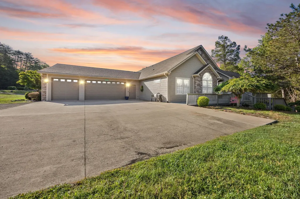 512 W Canterbury Drive Bronston KY 42518