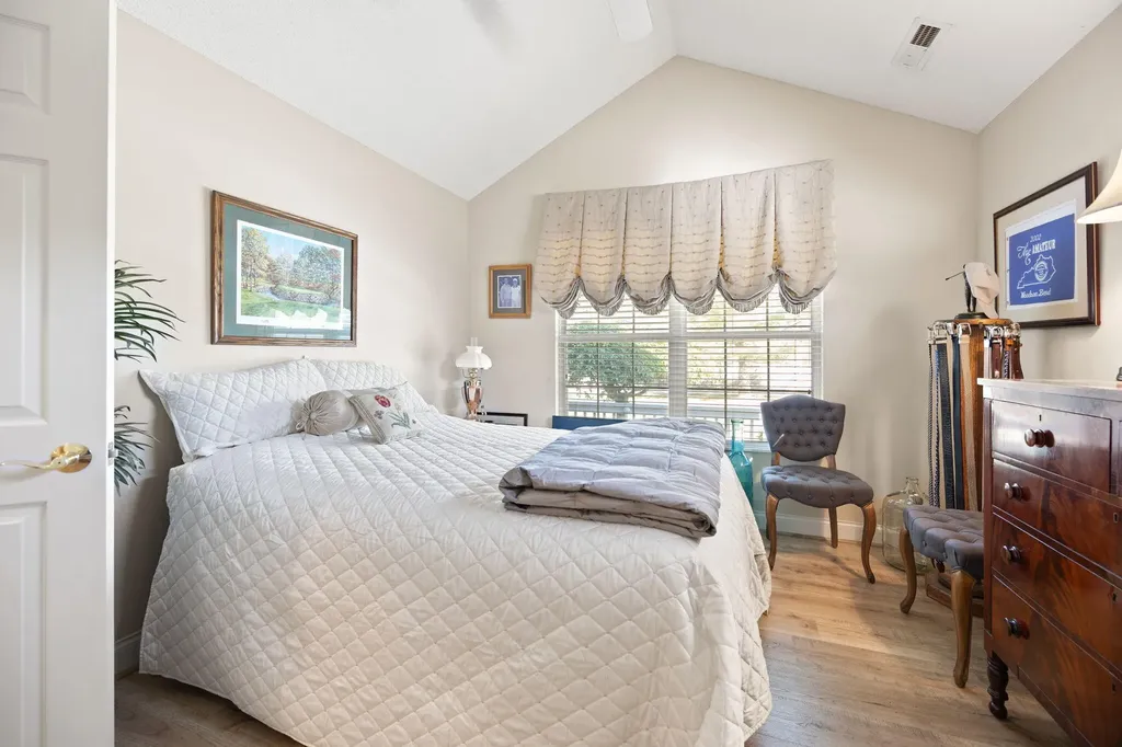 512 W Canterbury Drive Bronston KY 42518