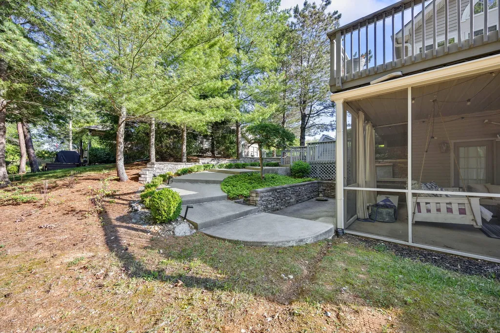 512 W Canterbury Drive Bronston KY 42518