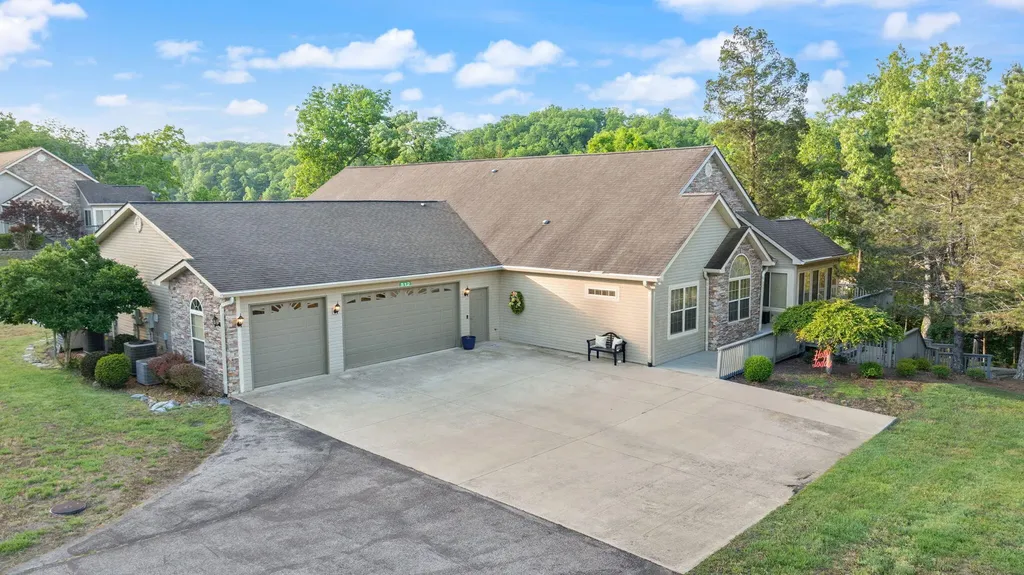 512 W Canterbury Drive Bronston KY 42518