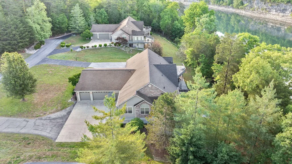 512 W Canterbury Drive Bronston KY 42518