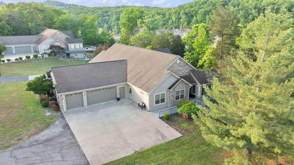512 W Canterbury Drive Bronston KY 42518