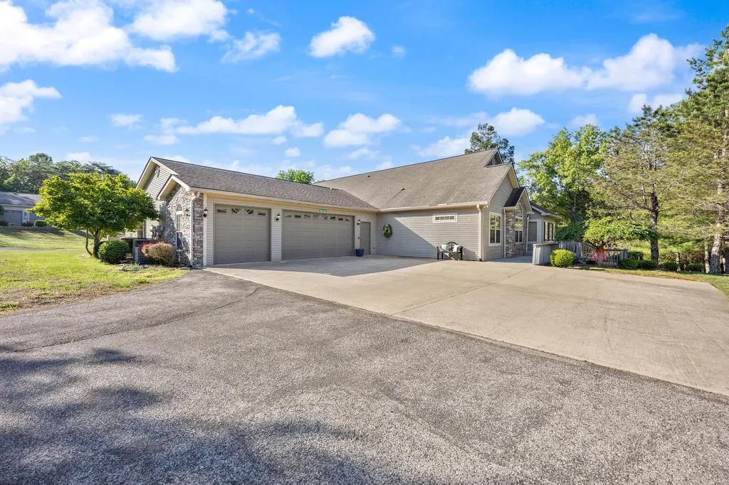512 W Canterbury Drive Bronston KY 42518