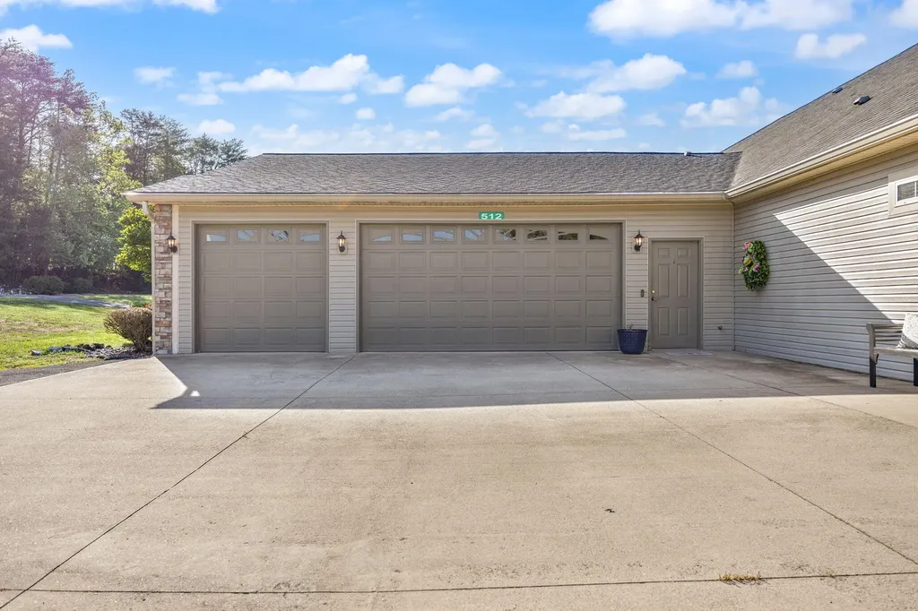 512 W Canterbury Drive Bronston KY 42518
