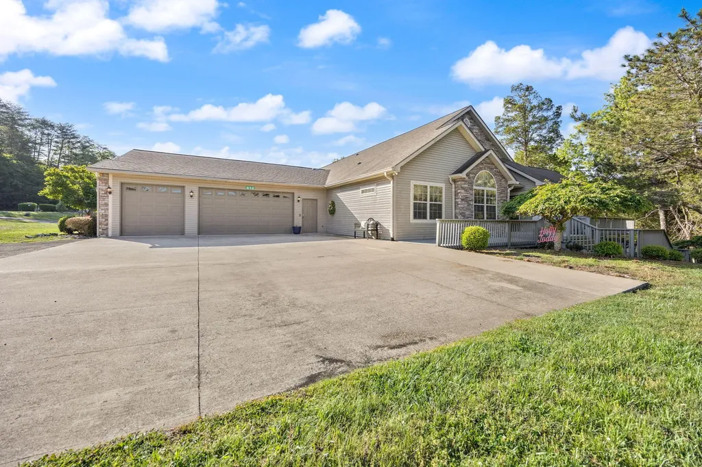 512 W Canterbury Drive Bronston KY 42518
