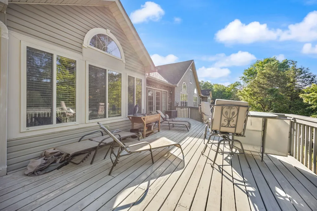 512 W Canterbury Drive Bronston KY 42518