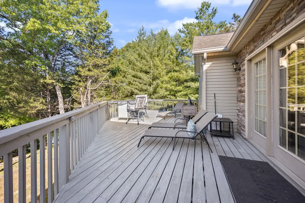 512 W Canterbury Drive Bronston KY 42518