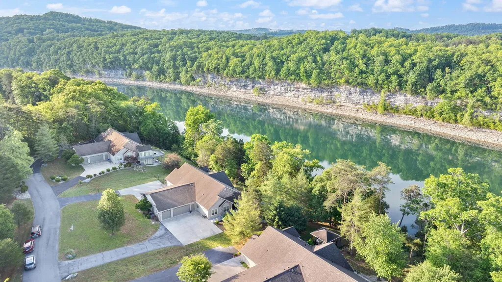 512 W Canterbury Drive Bronston KY 42518