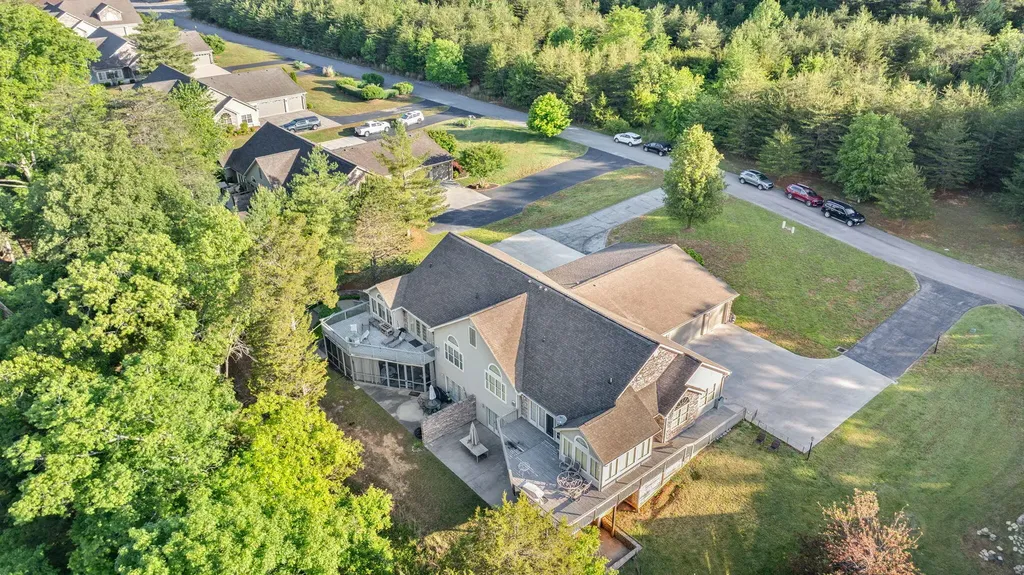 512 W Canterbury Drive Bronston KY 42518
