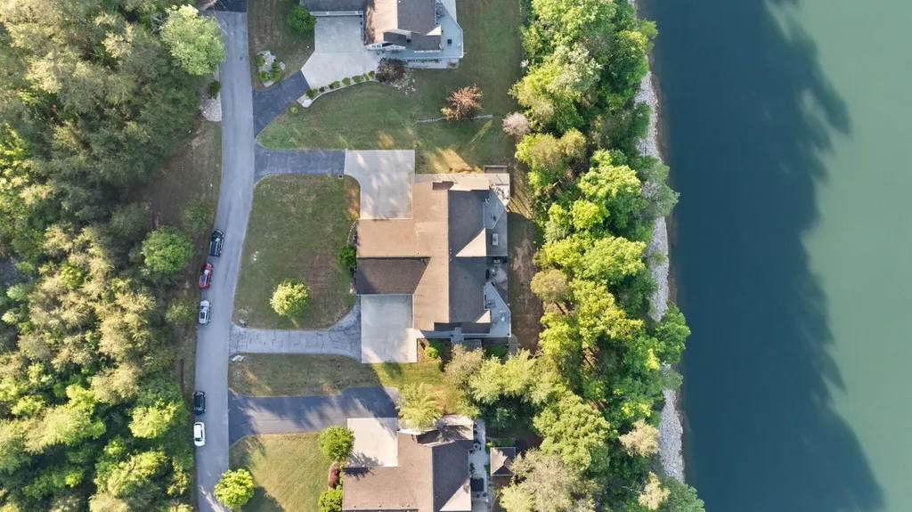 512 W Canterbury Drive Bronston KY 42518
