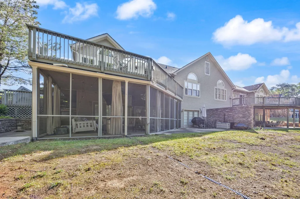 512 W Canterbury Drive Bronston KY 42518