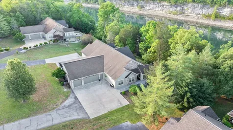 512 W Canterbury Drive Bronston KY 42518