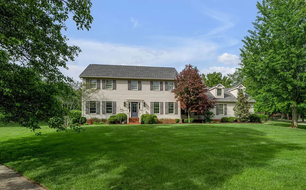 1371 Strawberry Lane Lexington KY 40502