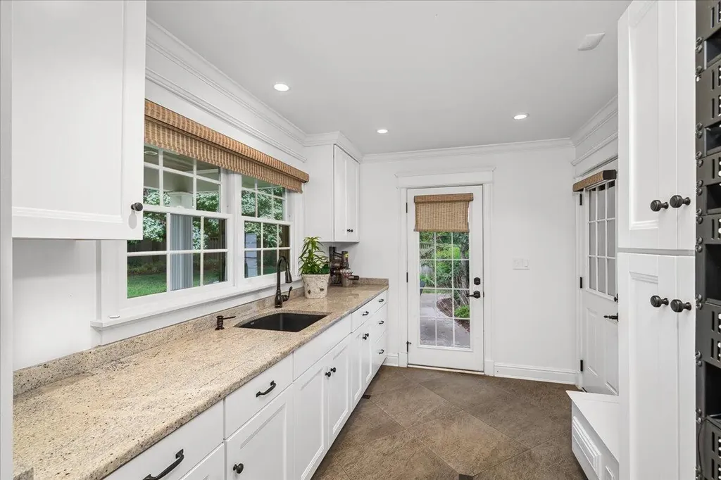 1371 Strawberry Lane Lexington KY 40502