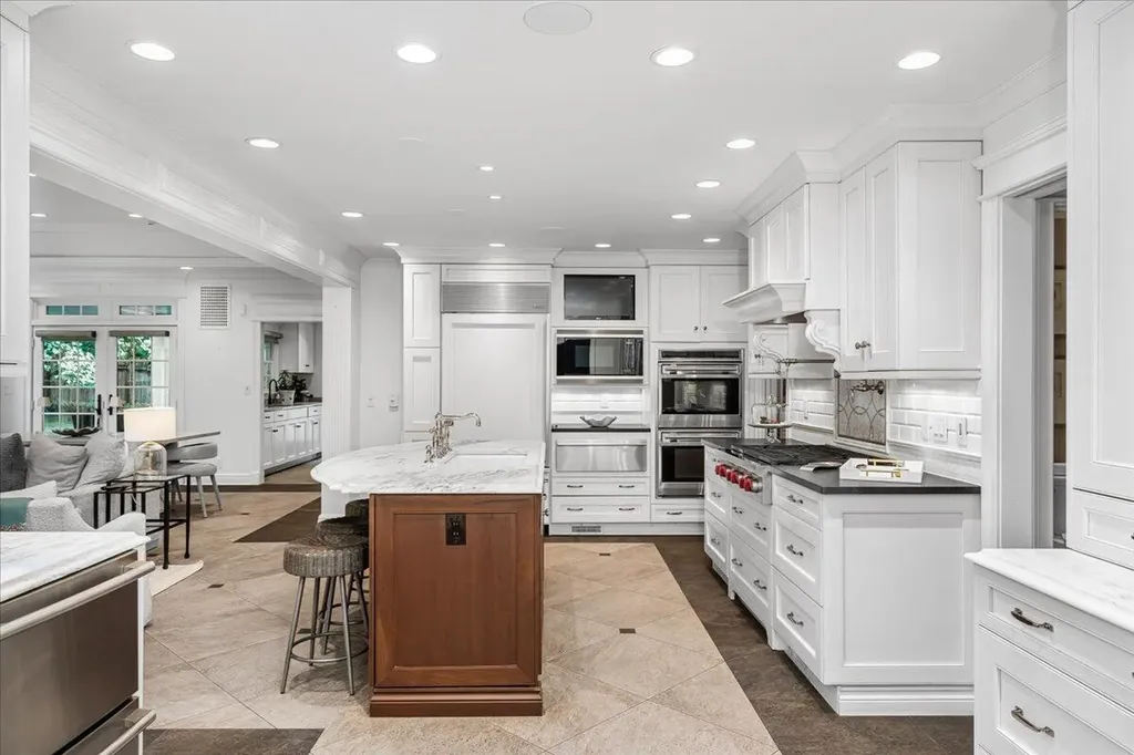 1371 Strawberry Lane Lexington KY 40502
